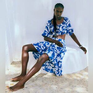 H&M midi skirt, elastic waist, blue & white, size XS fit 2-6, travel beach boho